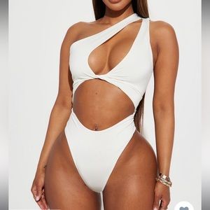 XS Ivory bodysuit from fashion nova, never worn, still in bag